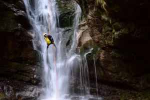 Rappel vattenfall äventyr action